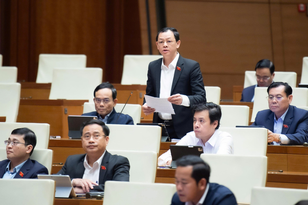 Đại biểu Nguyễn Tri Thức, Đoàn đại biểu Quốc hội thành phố Hồ Chí Minh phát biểu (Ảnh: Cao Hoàng)