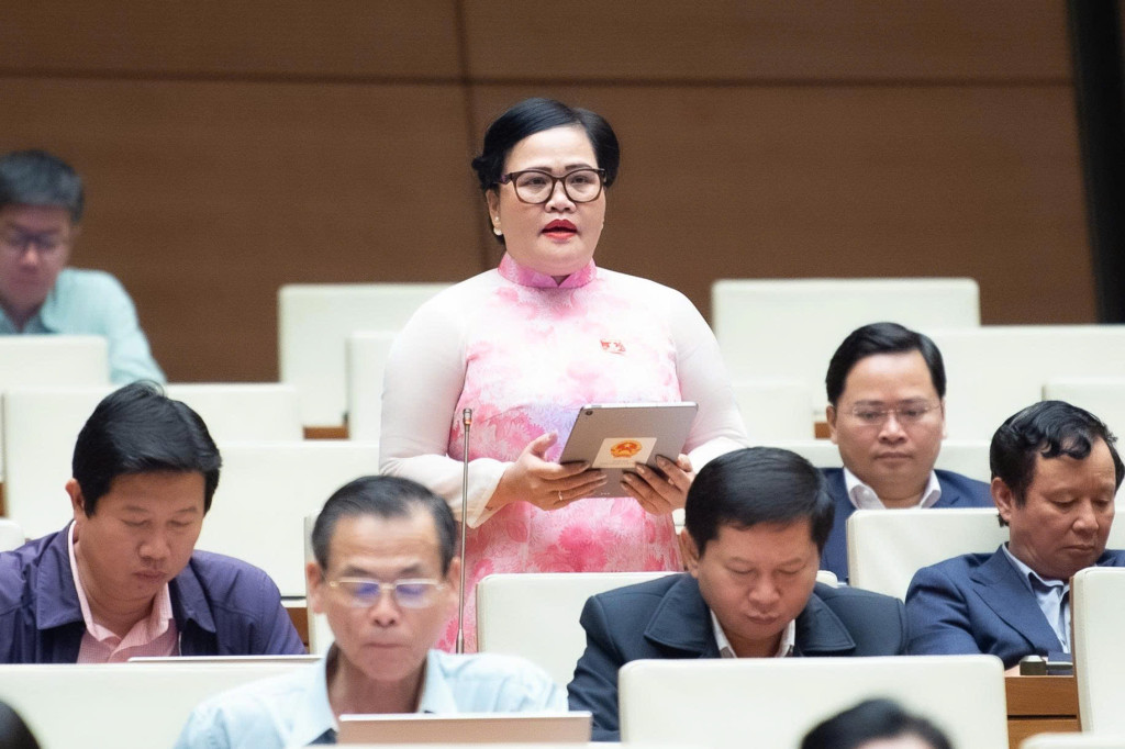 Đại biểu Nguyễn Thị Sửu, Đoàn đại biểu Quốc hội thành phố Huế phát biểu (Ảnh: Cao Hoàng)