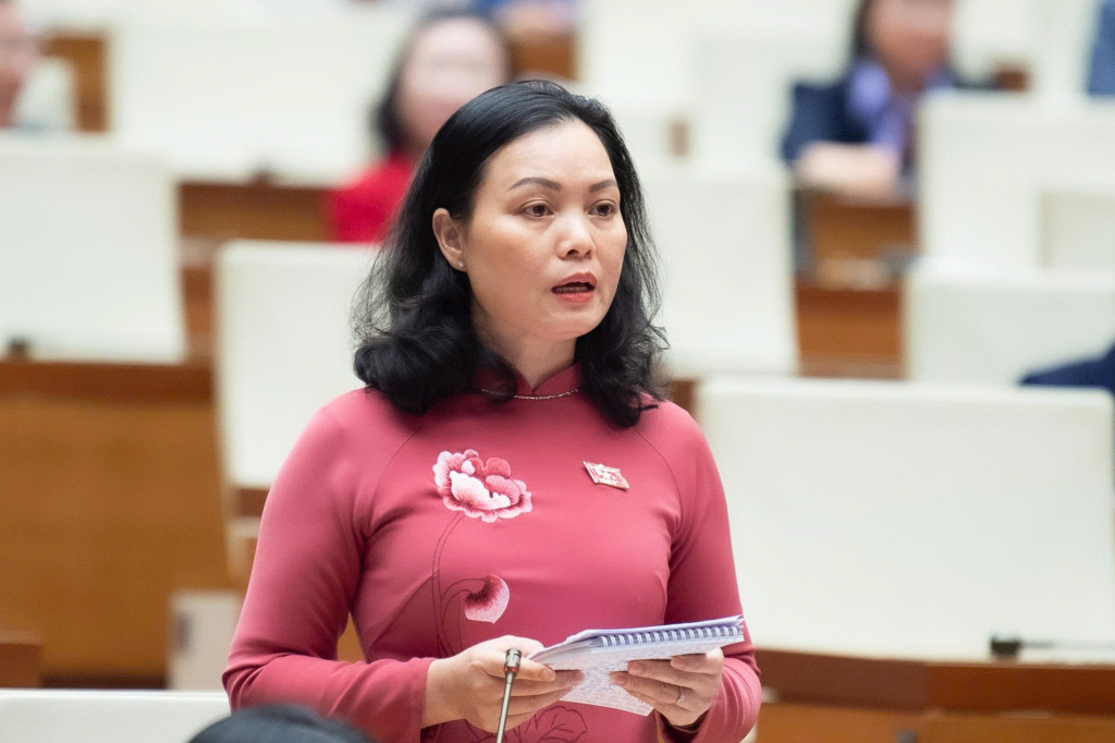 Đại biểu Huỳnh Thị Phúc, Đoàn đại biểu Quốc hội thành phố Hồ Chí Minh phát biểu (Ảnh: Cao Hoàng)