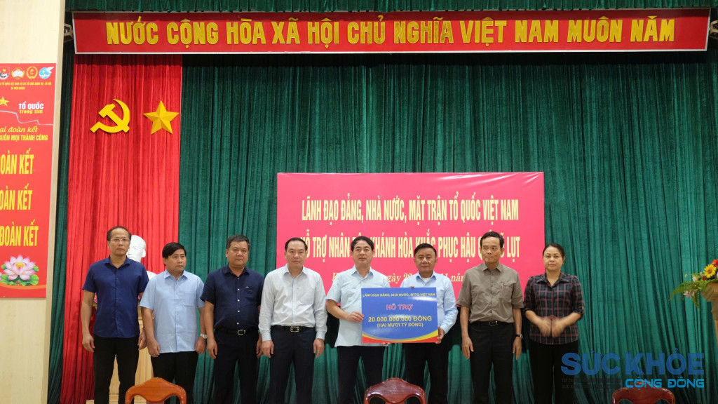 Thường trực Ban Bí thư Trần Cẩm Tú trao hỗ trợ 20 tỷ để Khánh Hòa khắc phục hậu quả sau lũ (Ảnh: Thanh Huy)