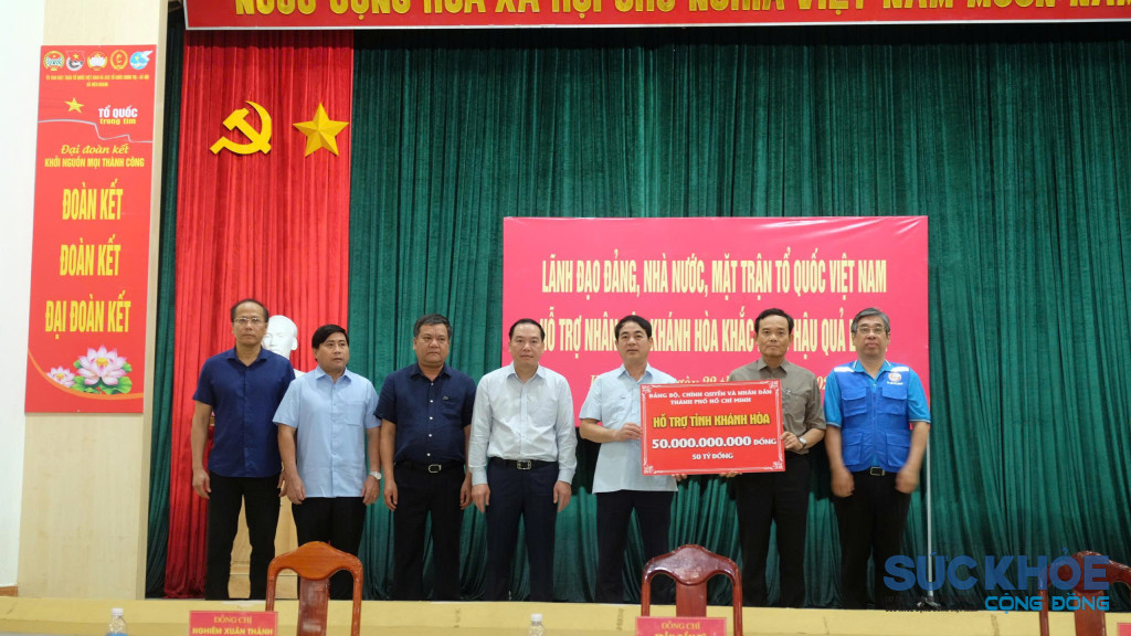 Bí thư Thành ủy Tp. Hồ Chí Minh Trần Lưu Quang trao hỗ trợ 50 tỷ để Khánh Hòa khắc phục hậu quả (Ảnh: Thanh Huy)