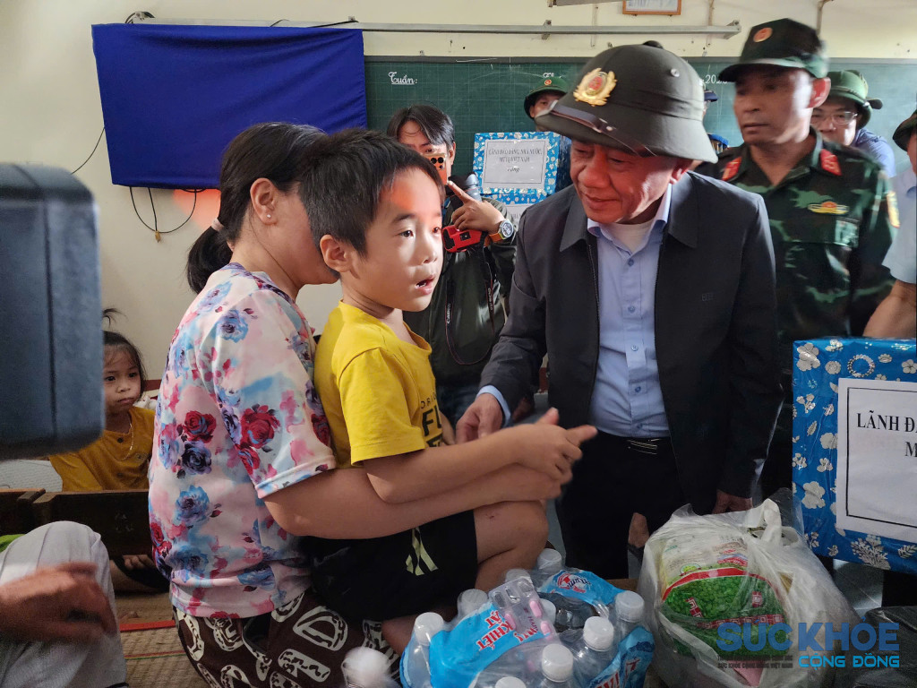 Thường trực Ban Bí thư Trần Cẩm Tú thăm hỏi sức khỏe người dân vùng lũ xã Diên Điền (Ảnh: Thanh Huy)