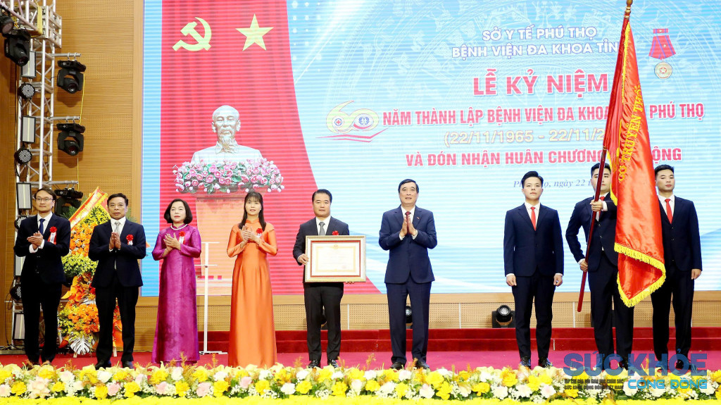 Bùi Minh Châu - Ủy viên BCH Trung ương Đảng, Trưởng Đoàn ĐBQH tỉnh thừa ủy quyền Chủ tịch nước trao Huân chương lao động hạng 3 cho Bệnh viện đa khoa tỉnh Phú Thọ 