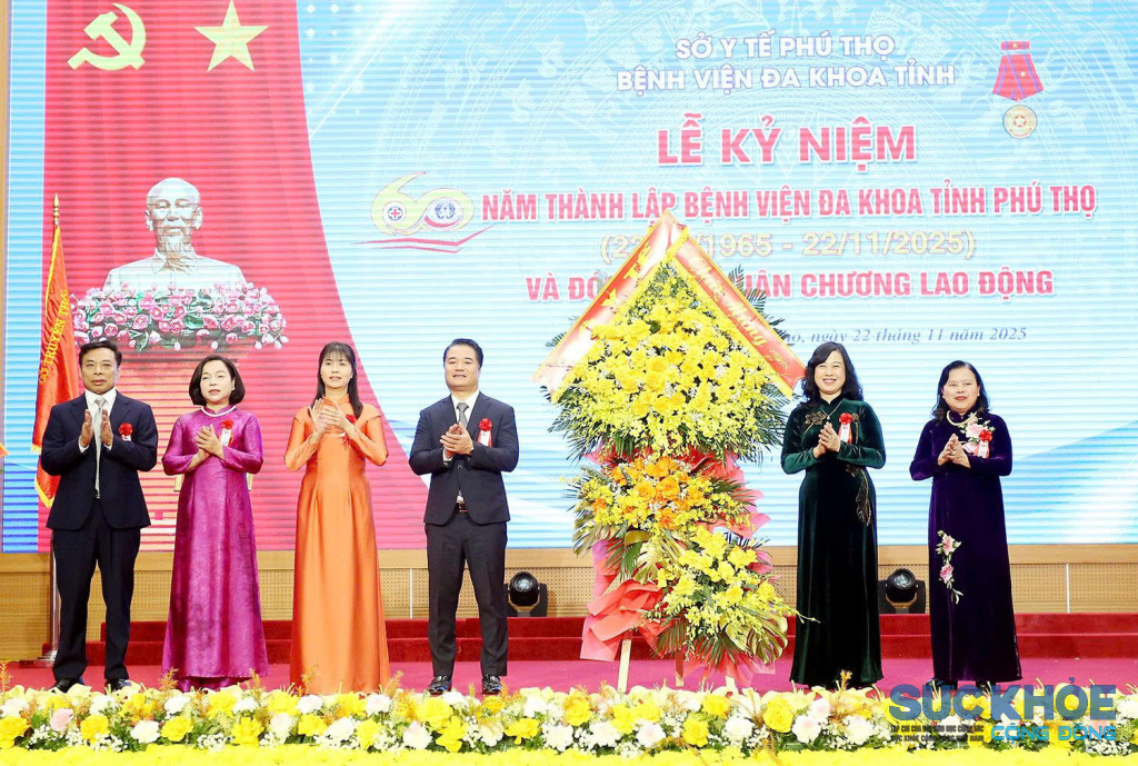 Bà: Đào Hồng Lan - Ủy viên BCH Trung ương Đảng, Bộ trưởng Bộ Y tế tặng hoa chúc mừng 