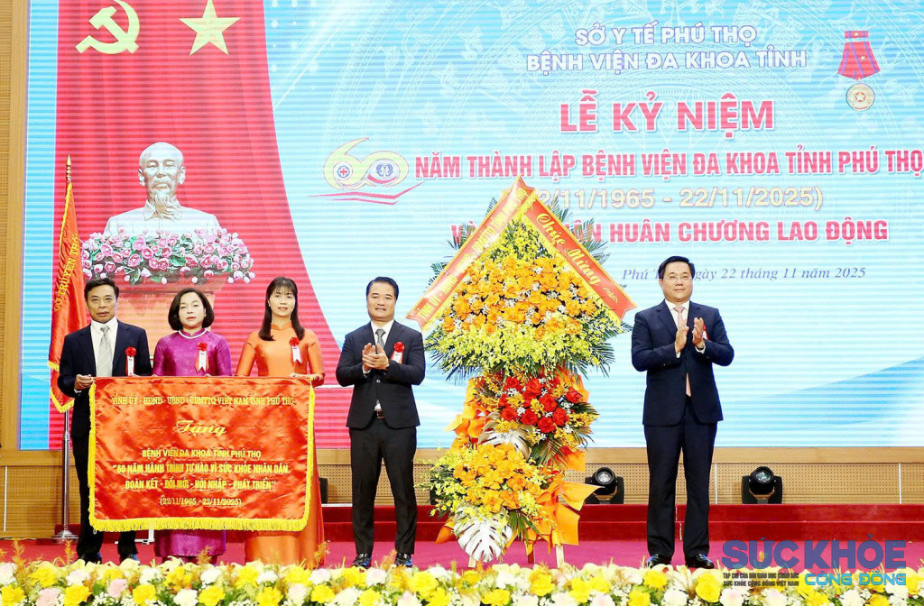 Chủ tịch Trần Duy Đông, tặng bức trướng với dòng chữ Bệnh viện Đa khoa tỉnh Phú Thọ “60 năm hành trình tự hào vì sức khoẻ Nhân dân - Đoàn kết - Đổi mới - Hội nhập - Phát triển”