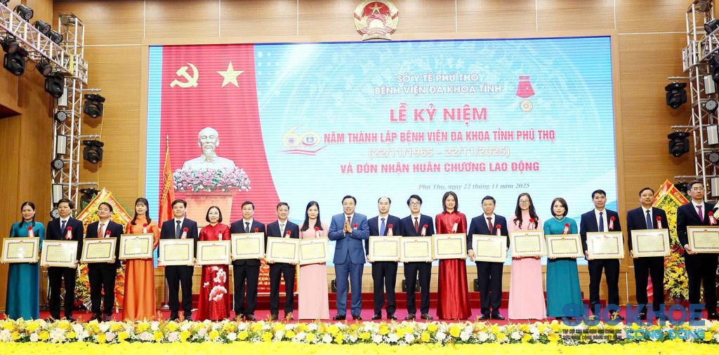 GS.TS Nguyễn Huy Ngọc, Phó Chủ tịch UBND tỉnh tằng bằng khen cho tập thể cá nhân có thành tích xuất sắc 