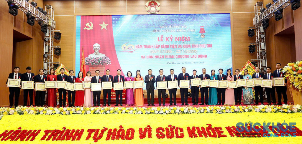 Phó Chủ tịch UBND tỉnh Phan Trọng Tận tằng bằng khen cho tập thể cá nhân có thành tích xuất sắc 