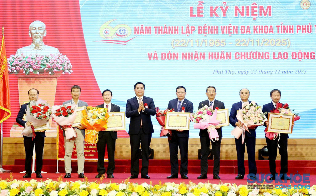ông Trần Duy Đông - Phó Bí thư Tỉnh ủy, Chủ tịch UBND tỉnh tặng bằng khen 