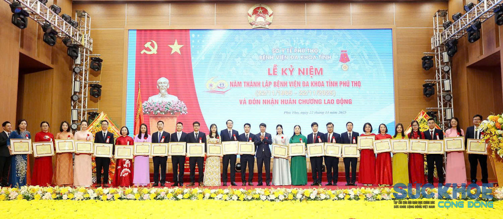 Phó chủ tịch UBND tỉnh Nguyễn Khác Hiếu tặng Bằng khen cho tập thể cá nhân có thành tích xuất sắc 