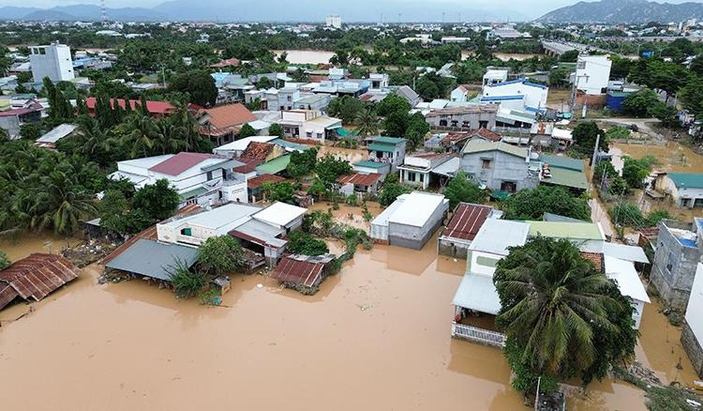 Dù nước lũ đã rút nhưng nhiều nhà dân sinh sống ven sông Cái Phan Rang (xã Ninh Phước,Khánh Hòa) vẫn bị ngập sâu. Ảnh: Nguyễn Thành/TTXVN