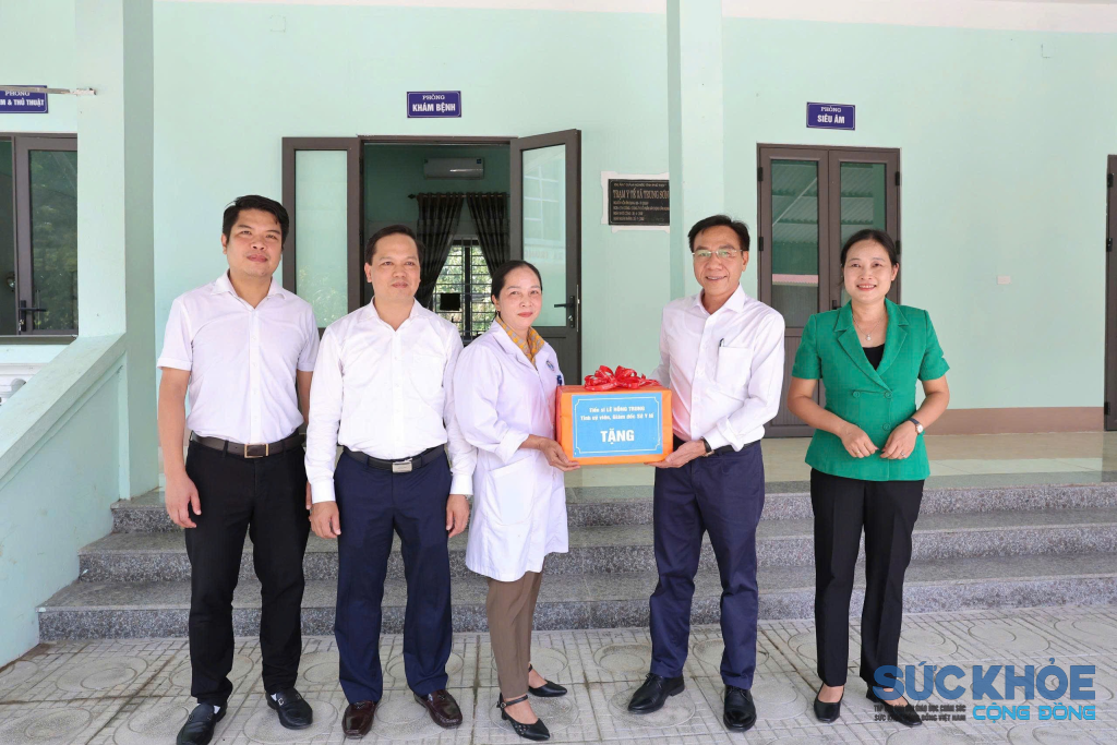 Giám đốc Sở Y tế Lê Hồng Trung thăm và tặng quà cán bộ, nhân viên Trạm Y tế xã Trung Sơn