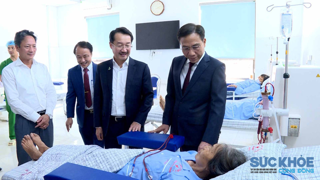 Lãnh đạo: Sở Y tế, Tổng công ty thăm do dầu khí, UBND xã Phù Ninh, TTYT Khu vực Phù Ninh thăm động viện bệnh nhân chạy thân ảnh: Đình Thơm 