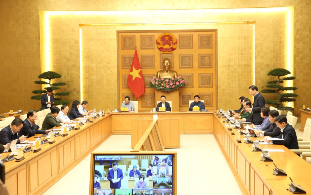 Các Phó Thủ tướng Chính phủ, lãnh đạo các bộ, ngành, địa phương, cơ quan, Ban Chỉ đạo Phòng thủ dân sự Quốc gia tham dự cuộc họp tại điểm cầu trụ sở Chính phủ (Ảnh: VGP/Nguyễn Hoàng)