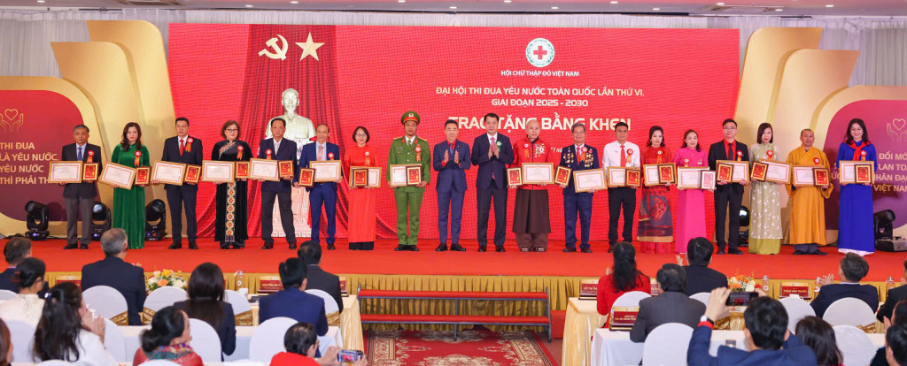 Ban Tổ chức trao ặng Bằng khen của Ban Chấp hành Trung ương Hội Chữ thập đỏ Việt Nam cho 209 cá nhân có thành tích xuất sắc trong phong trào thi đua yêu nước Hội Chữ thập đỏ Việt Nam, giai đoạn 2020 – 2025 (Ảnh: BTC)