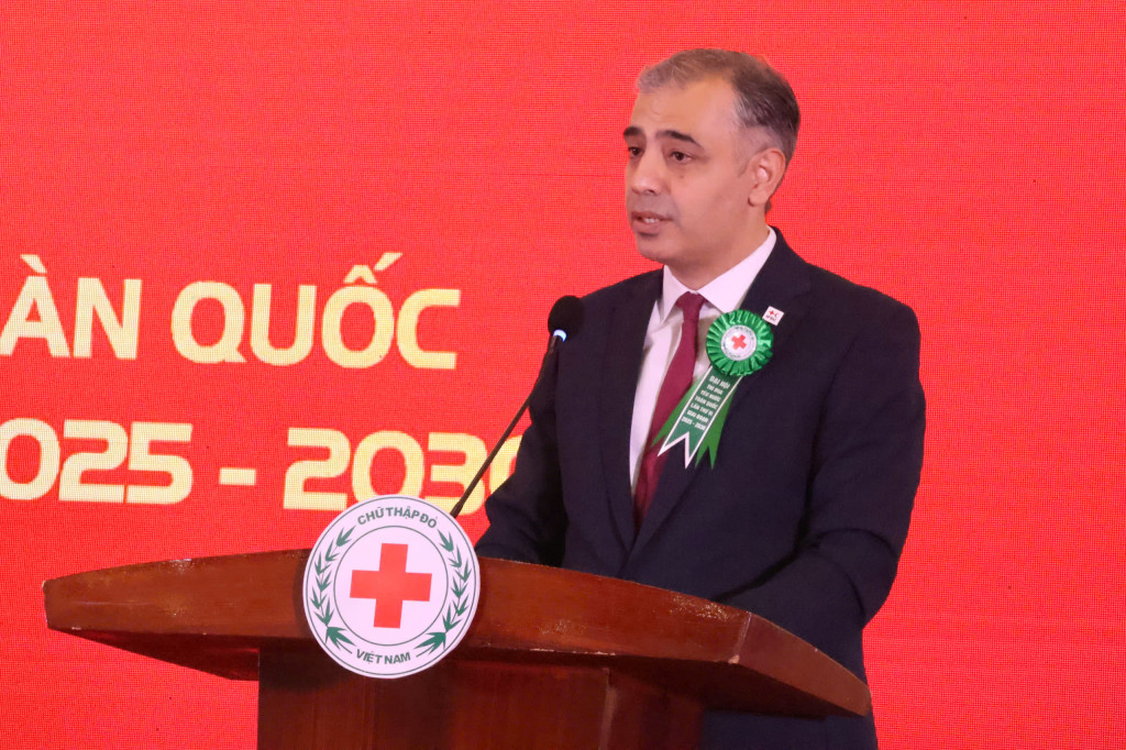 Ông Elkhan Rahimov, Trưởng Đại diện Hiệp hội Chữ thập đỏ và Trăng lưỡi liềm đỏ quốc tế (IFRC) khu vực Đông Nam Á, phát biểu tại sự kiện (Ảnh: BTC)