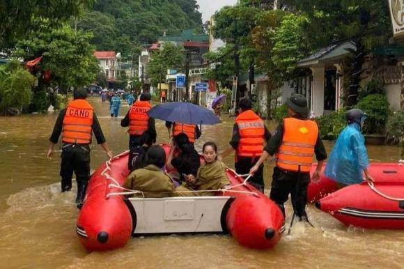 Bộ Quốc phòng, Bộ Công an tập trung cao nhất các lực lượng, thiết bị, phương tiện chuyên dụng để vận chuyển lương thực, nhu yếu phẩm đến tay người dân tại các khu vực đang bị cô lập