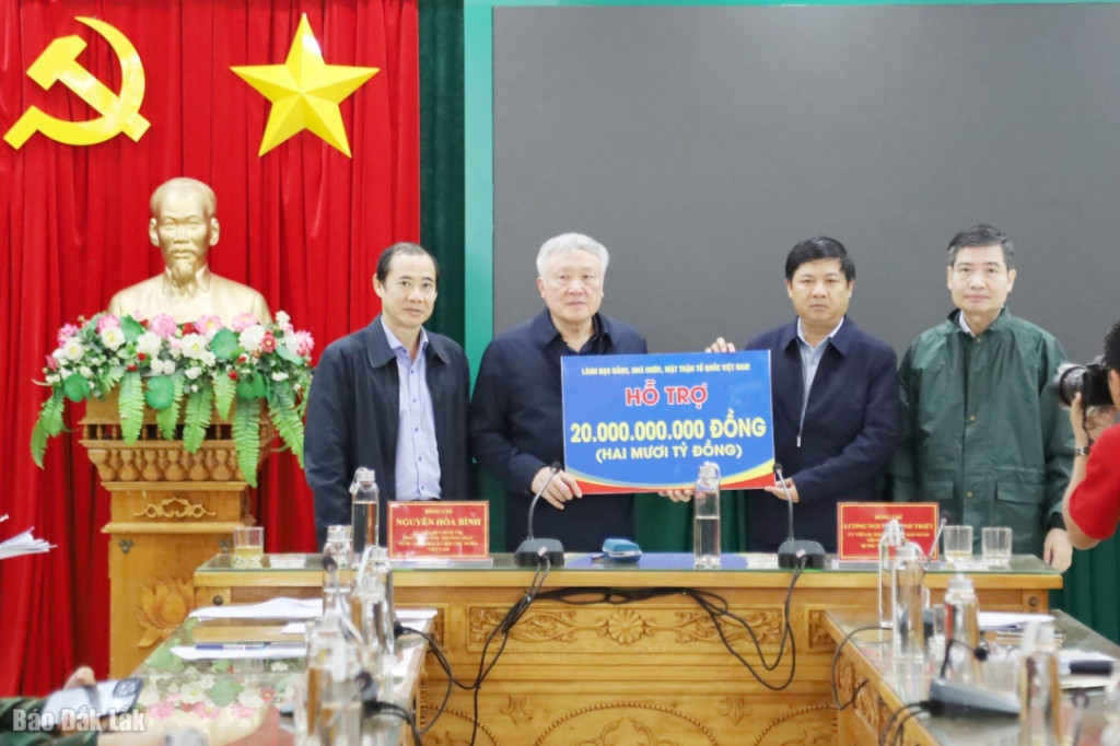Phó Thủ tướng Thường trực Nguyễn Hoà Bình trao khoản hỗ trợ 20 tỷ đồng
