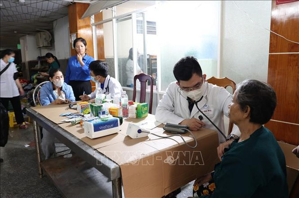 Người dân Khánh Hòa được chăm sóc sức khỏe chu đáo sau trận ngập lụt lịch sử (Ảnh: TTXVN)