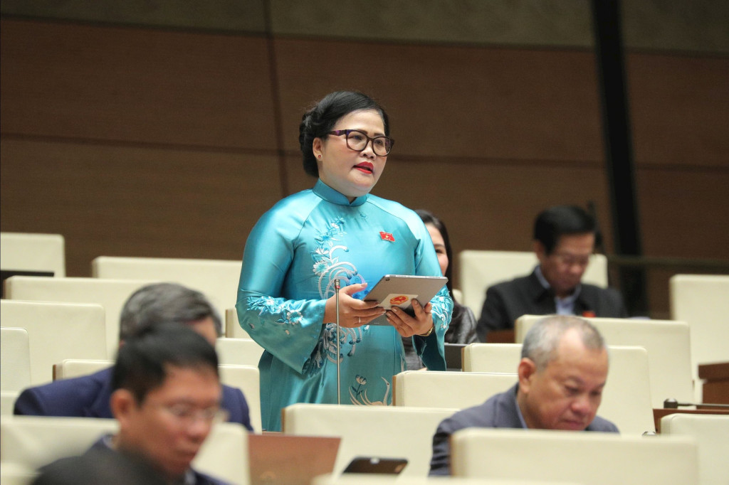 Đại biểu Nguyễn Thị Sửu - Đoàn ĐBQH TP. Huế phát biểu (Ảnh: Hồ Long)