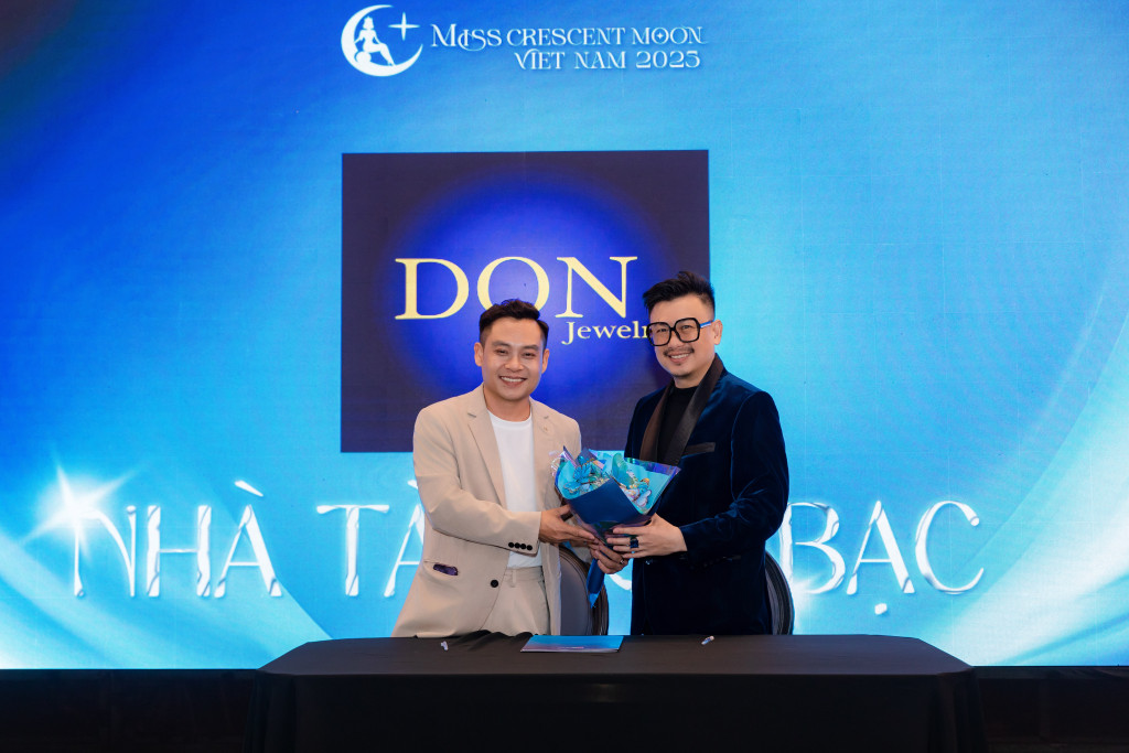 Doanh nhân Don Hậu đại diện DON Jewelry thực hiện nghi thức ký kết tài trợ Bạc cùng Ban Tổ chức cuộc thi.