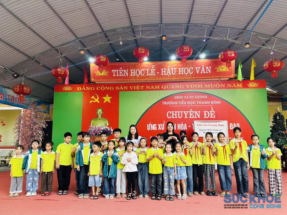 Cô giáo Trịnh Thị Yên, Hiệu Trưởng(áo trắng) cùng các em học sinh(ảnh: tư liệu)