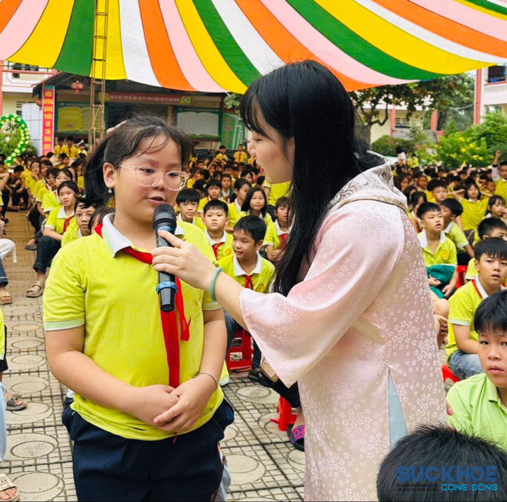 Các em chia sẻ về cảm nhận với cô giáo ( ảnh: Tư liệu)