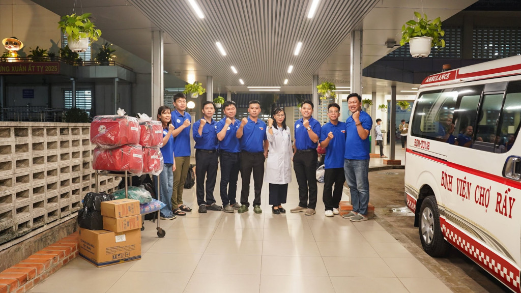 Từ ngày 24/11 - 28/11, đoàn công tác Bệnh viện Chợ Rẫy đến tỉnh Khánh Hòa hỗ trợ vùng bão lũ (Ảnh: BVCC)