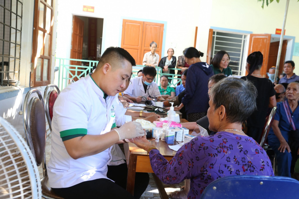 Gần 1.000 người dân vùng lũ Nghệ An được khám và cấp phát thuốc miễn phí (Ảnh: Báo Phụ Nữ)