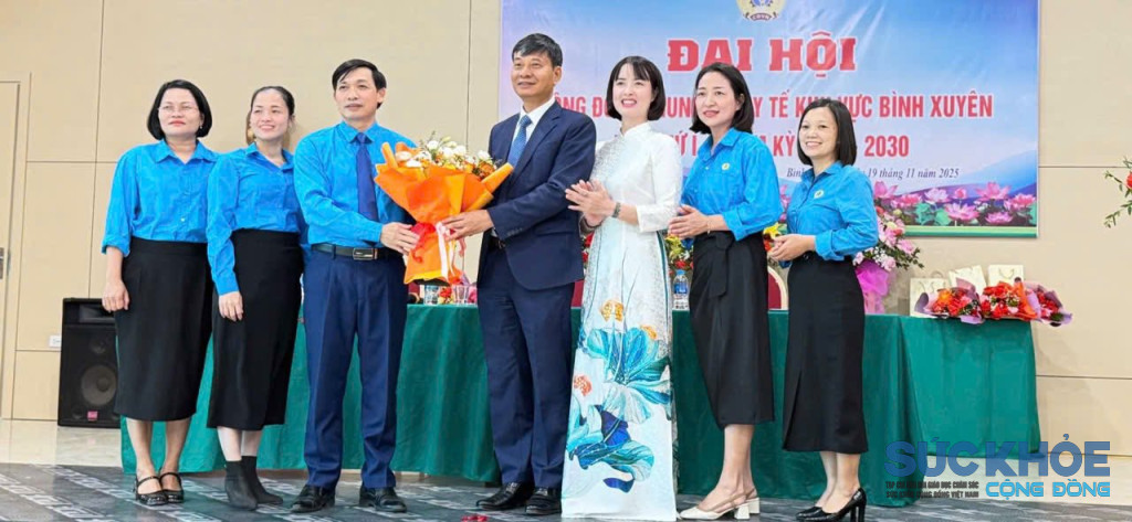 Ông Phan Kim Trọng – Bí thư Chi bộ, Giám đốc Trung tâm Y tế khu vực Bình Xuyên tặng hoa chúc mừng Ông Doãn Đức Toàn – Phó Bí thư Chi bộ, Phó Giám đốc Trung tâm Y tế khu vực Bình Xuyên được tín nhiệm bầu giữ chức Chủ tịch Công đoàn