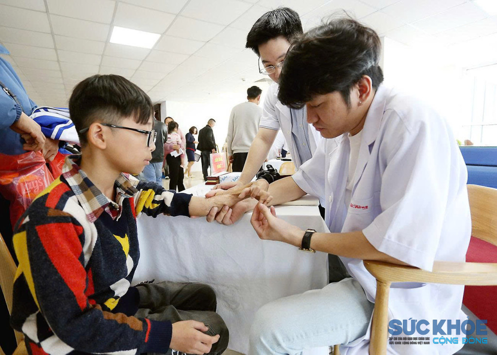 Y bác sĩ khám kiểm tra cho trẻ ảnh: Xuân Nguyễn 