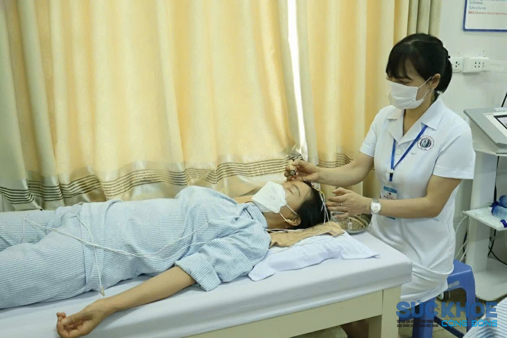 TTƯT.BSCKI. Nguyễn Thị Đông châm cứu cho người bệnh tại Khoa Nội tổng hợp, Bệnh viện Y Dược cổ truyền và Phục hồi chức năng tỉnh Phú Thọ