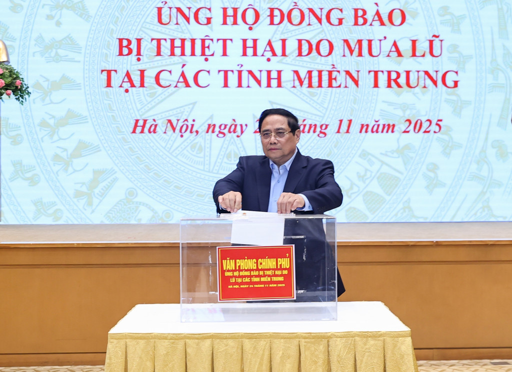 Thủ tướng Chính phủ Phạm Minh Chính ủng hộ đồng bào (Ảnh: VGP/Nhật Bắc)