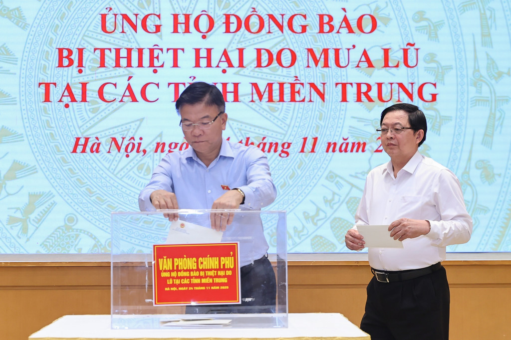 Phó Thủ tướng Lê Thành Long, Phó Thủ tướng Hồ Quốc Dũng ủng hộ đồng bào (Ảnh: VGP/Nhật Bắc)