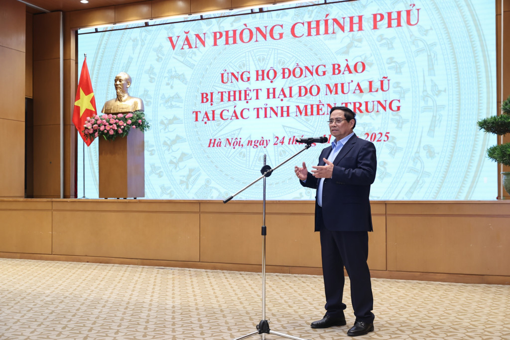 Thủ tướng Phạm Minh Chính phát động phong trào ủng hộ ít nhất mỗi người một ngày lương giúp đỡ đồng bào bị ảnh hưởng, thiệt hại bởi thiên tai (Ảnh: VGP/Nhật Bắc)