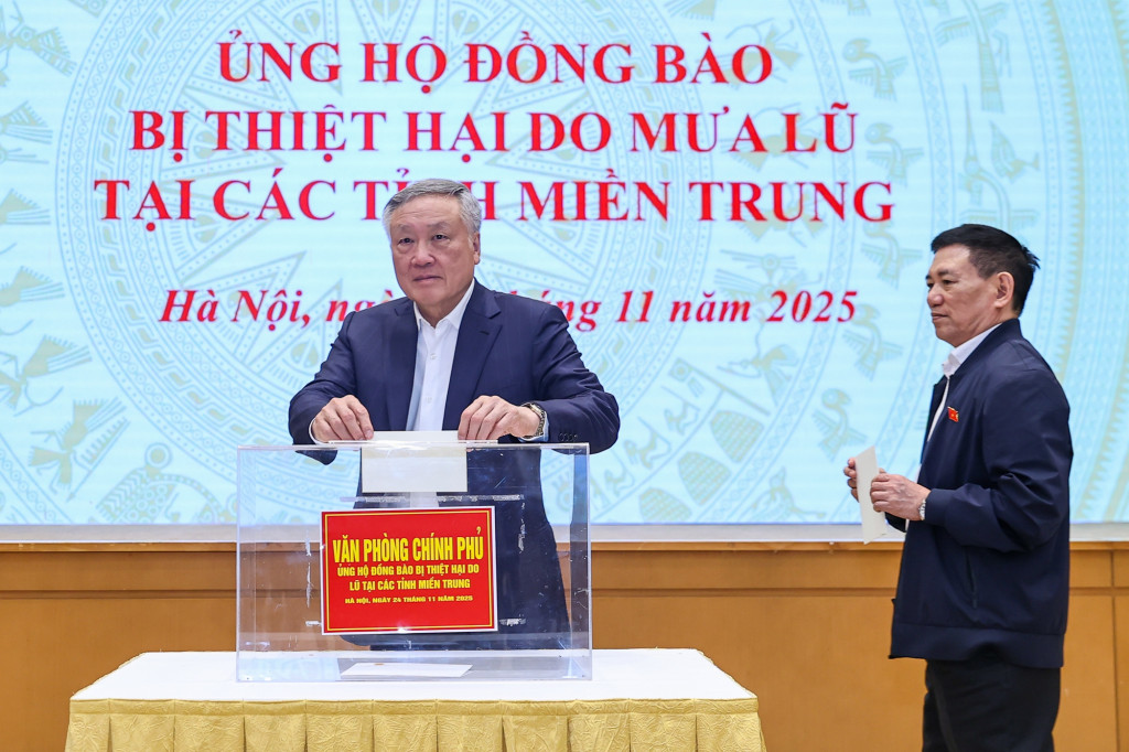 Phó Thủ tướng Thường trực Nguyễn Hòa Bình, Phó Thủ tướng Hồ Đức Phớc ủng hộ đồng bào (Ảnh: VGP/Nhật Bắc)