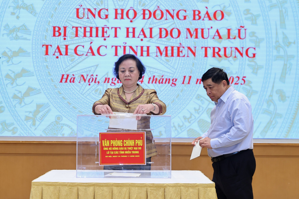 Phó Thủ tướng Phạm Thị Thanh Trà, Phó Thủ tướng Nguyễn Chí Dũng ủng hộ đồng bào (Ảnh: VGP/Nhật Bắc)