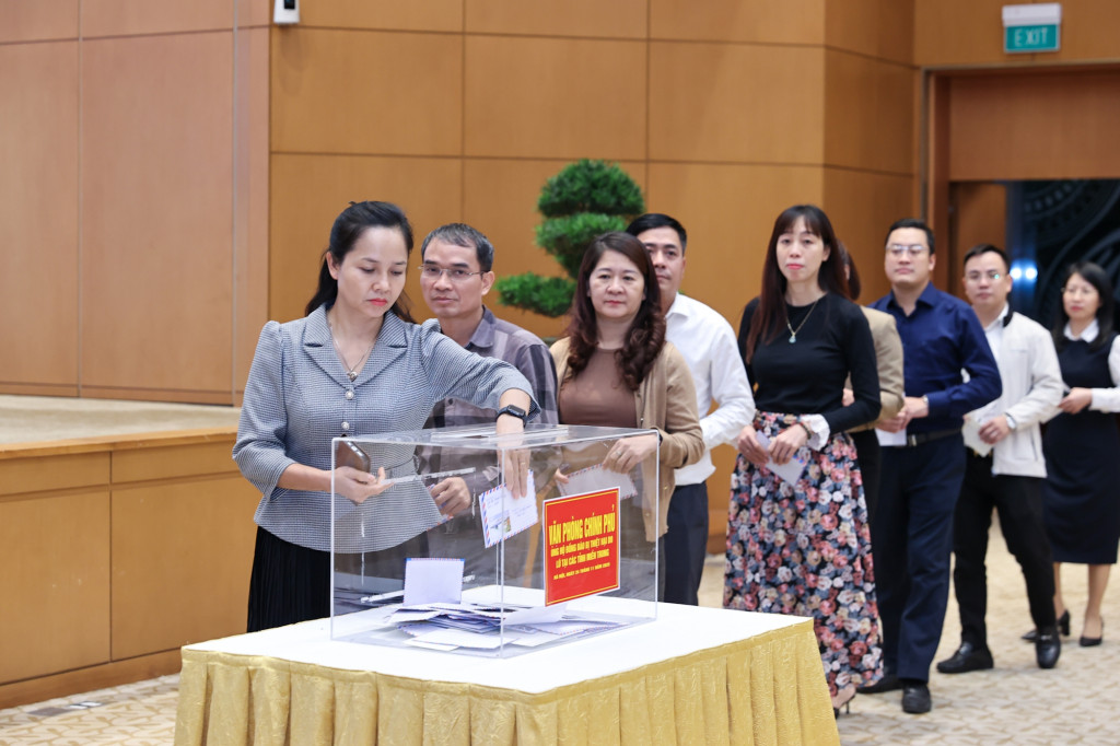 Cán bộ Văn phòng Chính phủ ủng hộ đồng bào (Ảnh: VGP/Nhật Bắc)