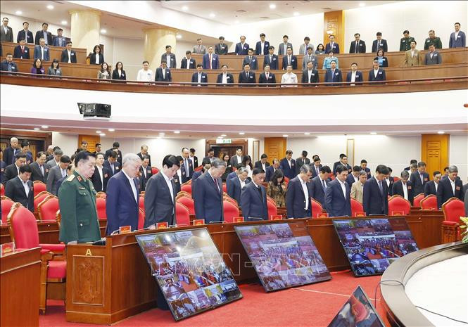 ổng Bí thư Tô Lâm và các đại biểu các đại biểu dành 1 phút mặc niệm những người bị thiệt mạng do bão lũ (Ảnh: TTXVN)