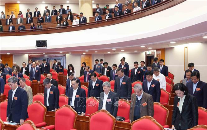 Đại biểu tham dự hội nghị dành phút mặc niệm những người bị thiệt mạng do lũ lụt ( Ảnh: Phương Hoa/TTXVN)