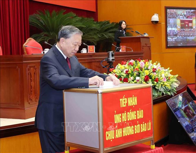 Tổng Bí thư Tô Lâm quyên góp ủng hộ đồng bào chịu ảnh hưởng bởi bão lũ lụt ( Ảnh: Phương Hoa/TTXVN)