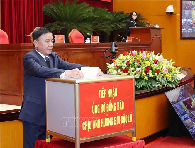 Đồng chí Trần Cẩm Tú, Uỷ viên Bộ Chính trị, Thường trực Ban Bí thư quyên góp ủng hộ đồng bào chịu ảnh hưởng của lũ lụt (Ảnh: Phương Hoa/TTXVN)