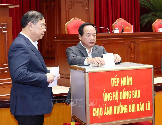 Đại biểu tham dự hội nghị quyên góp ủng hộ đồng bào chịu ảnh hưởng bởi lũ lụt (Ảnh: Phương Hoa/TTXVN)