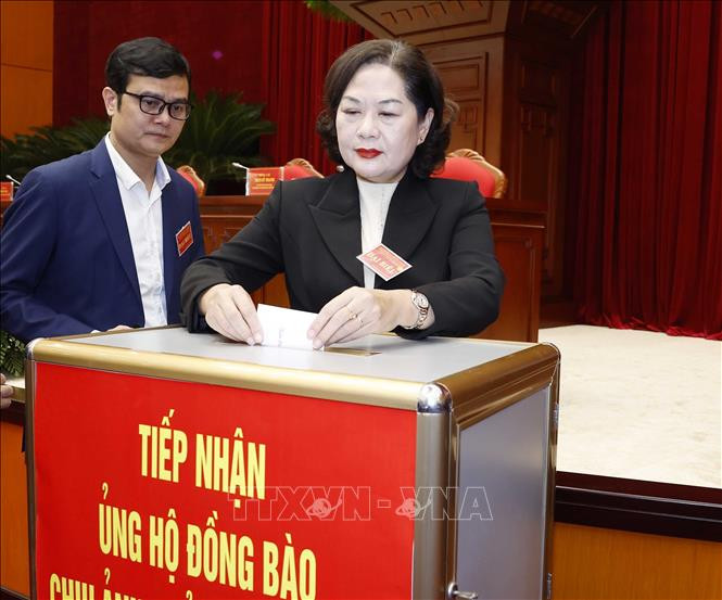 Các đại biểu quyên góp ủng hộ đồng bào chịu ảnh hưởng bởi bão lũ (Ảnh: Thống Nhất/TTXVN)