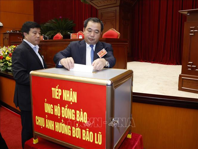 Các đại biểu quyên góp ủng hộ đồng bào chịu ảnh hưởng bởi bão lũ (Ảnh: Thống Nhất/TTXVN)