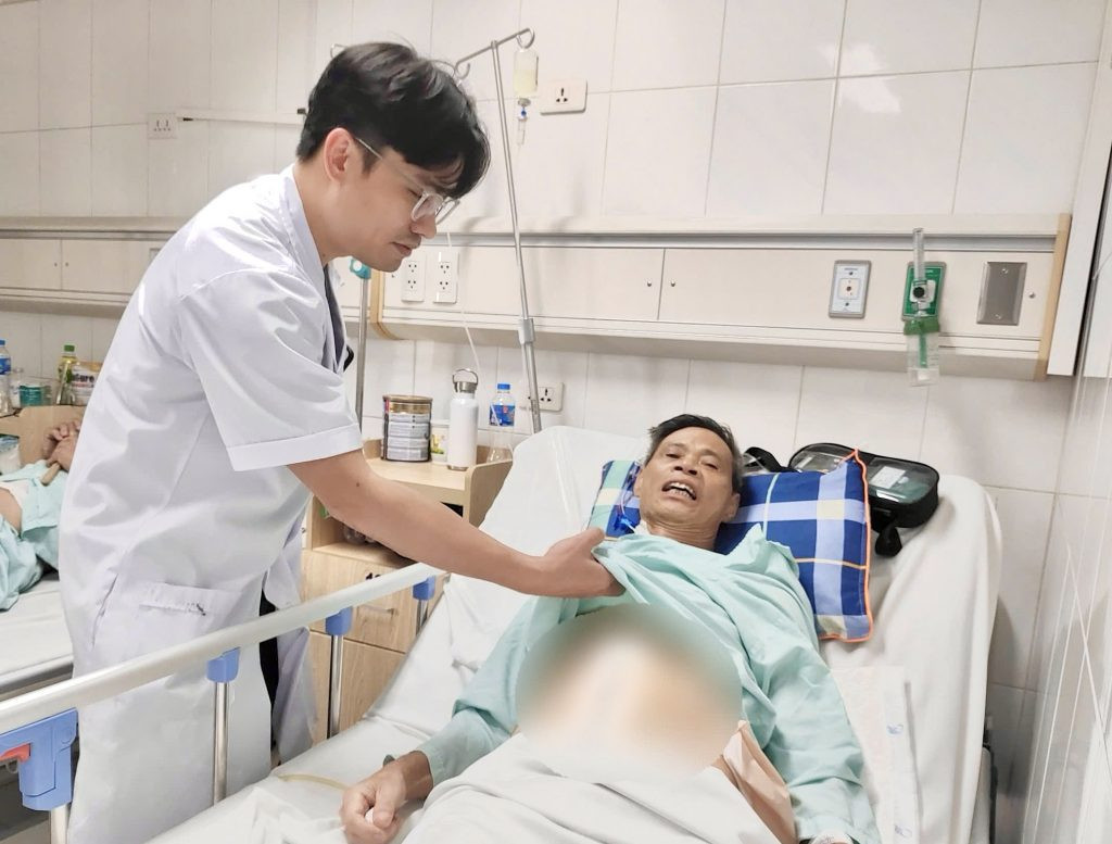 TS.BS Cao Mạnh Thấu – Khoa Ung bướu và xạ trị, Bệnh viện Hữu nghị Việt Đức thăm khám cho người bệnh sau phẫu thuật (Ảnh: BVCC)
