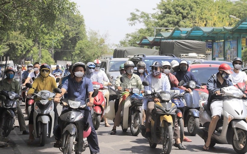 Lượng xe máy quá lớn là một trong những nguyên nhân gây ùn tắc giao thông và ô nhiễm môi trường không khí ở Hà Nội