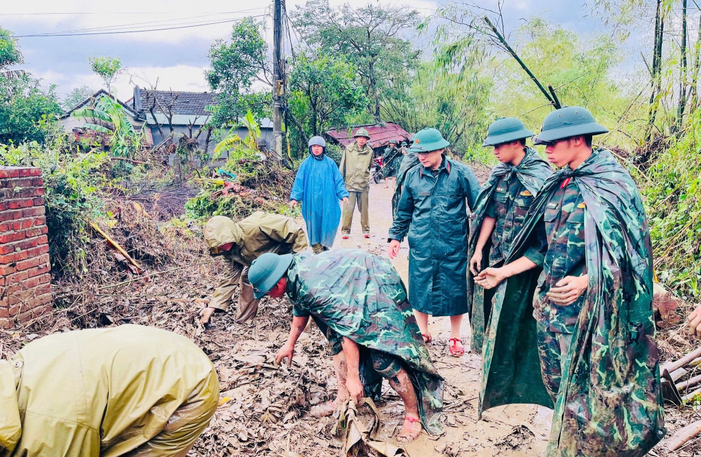 Quân đội hỗ trợ người dân tập trung dọn dẹp, vệ sinh môi trường sau mưa lũ (Ảnh: Đất và Người khu 5)