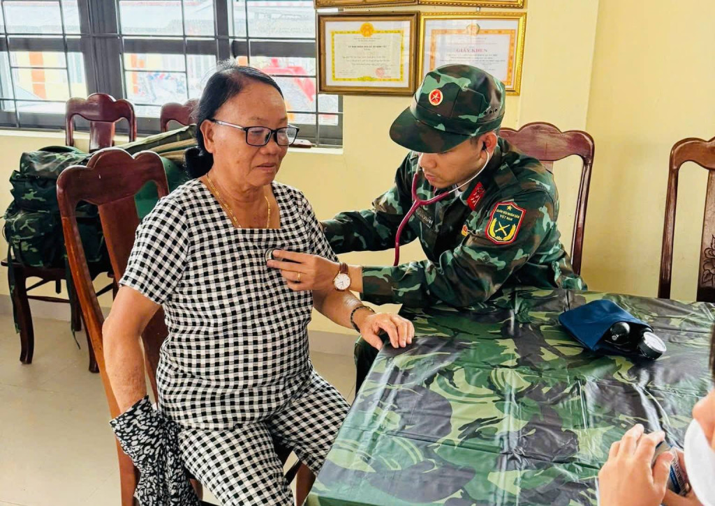 Thăm khám cho người dân sau mưa lũ (Ảnh: Đất và Người Khu 5)