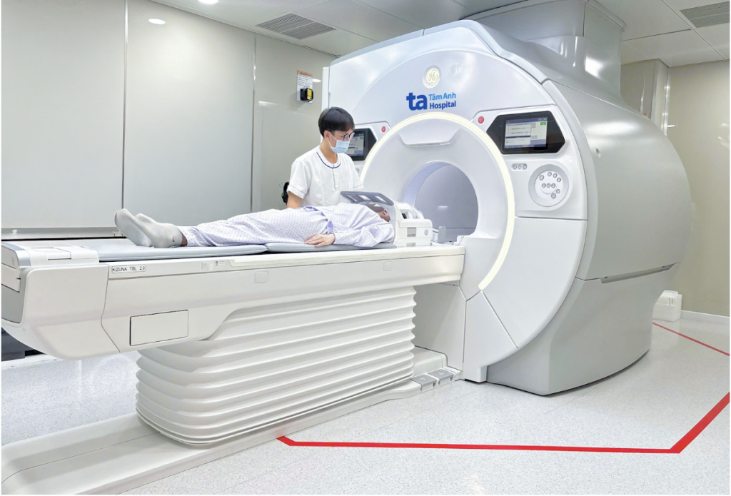 “Siêu máy” chụp MRI 3 Tesla SIGNA™ Hero tích hợp phần mềm chính hãng chuẩn quốc tế với công nghệ AI mới nhất, tốc độ chụp nhanh hơn 3-4 lần, cung cấp hình ảnh chi tiết “siêu rõ nét” về mô gan, đánh giá nhanh chóng và chính xác mức độ viêm gan, gan nhiễm mỡ và xơ gan, u gan hoặc áp xe gan, đặc biệt trong bệnh viêm gan do virus (Ảnh: BVĐK Tâm Anh)