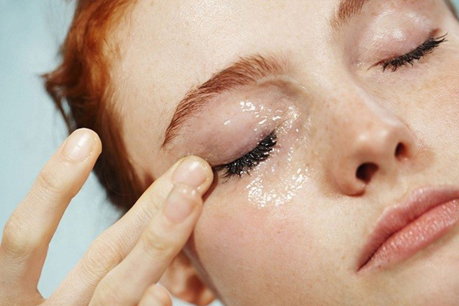 Sử dụng dầu tẩy trang cho lớp make up dày (Ảnh minh họa)